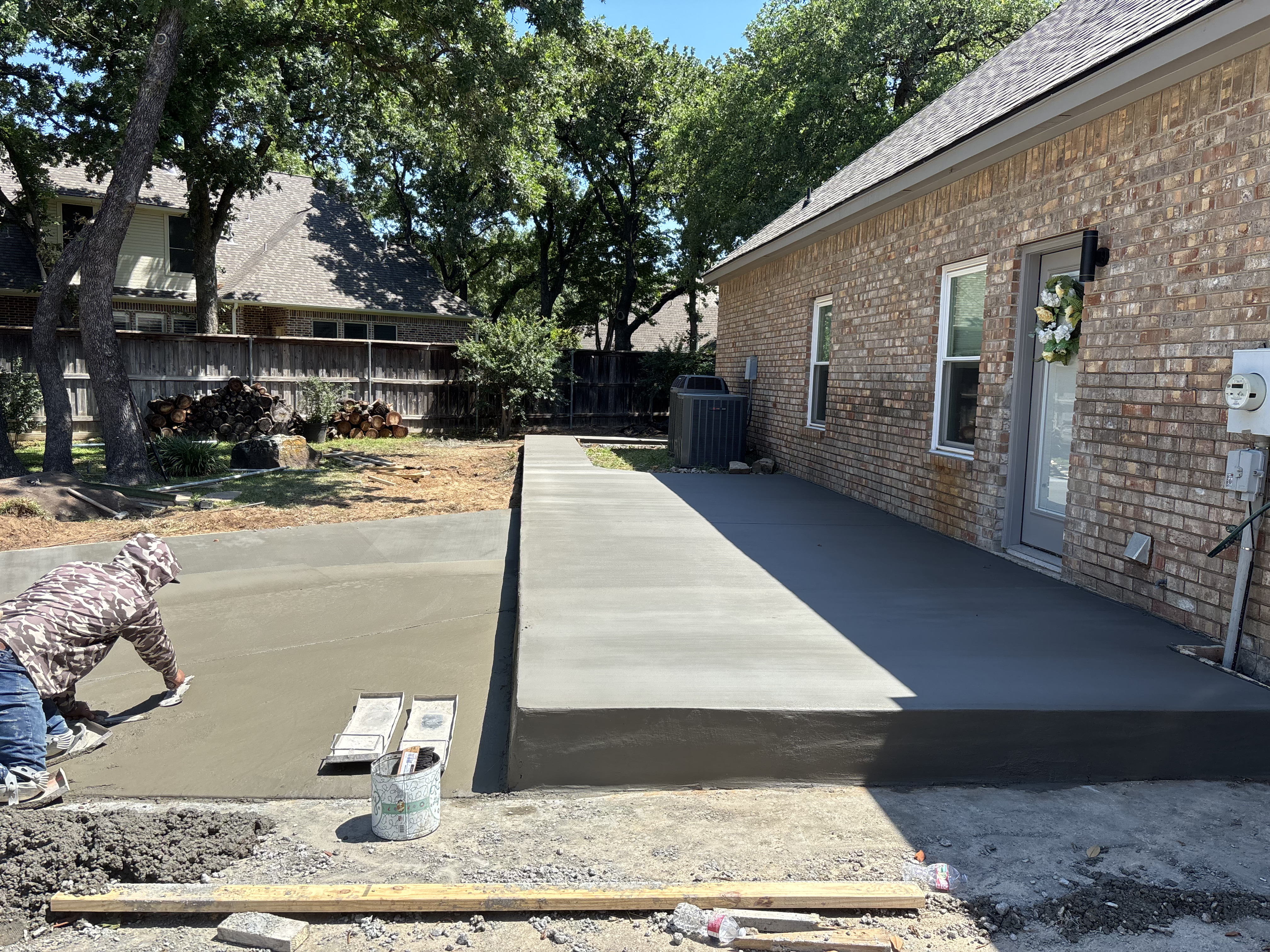 Concrete craftsman finishing a new patio